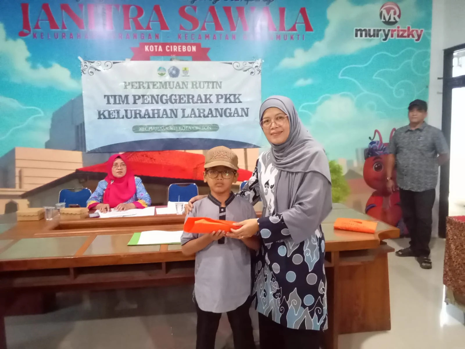 PERTEMUAN RUTIN PKK KELURAHAN LARANGAN DAN PEMBAGIAN KACAMATA UNTUK ANAK